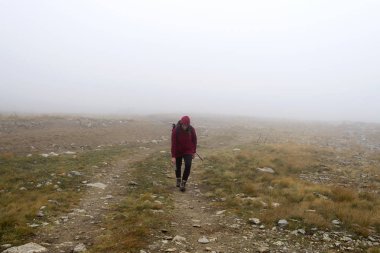 Dağlar yolda duran kadın