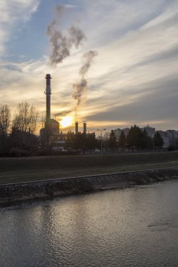 Fabrikadan gökyüzünde duman