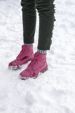 Karda pembe ayakkabı