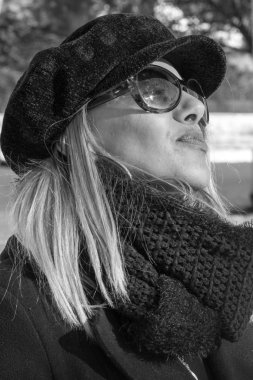 Kadın siyah modelleme