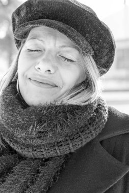 Kadın siyah modelleme