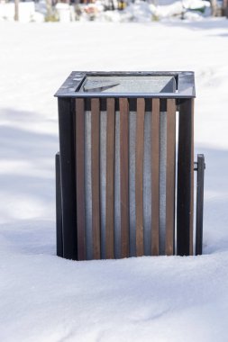 Bin çöp içinde belgili tanımlık kar