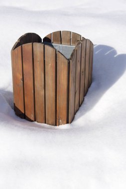 Bin çöp içinde belgili tanımlık kar