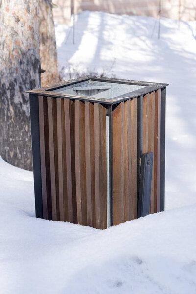 Мусор в снегу
