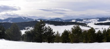 Bulutlu kış günü dağda