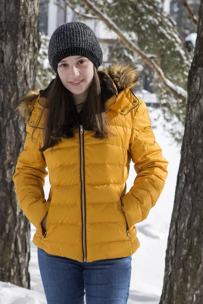 Красивая Девушка Желтой Куртке — стоковое фото