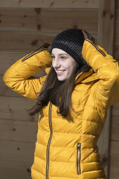 Красивая Девушка Желтой Куртке — стоковое фото