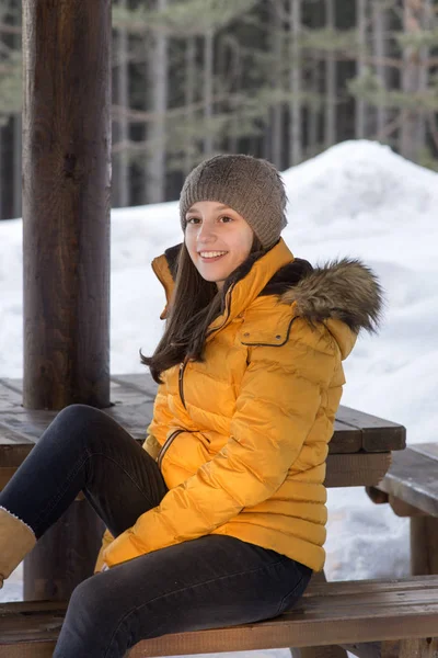 Девушка Желтой Куртке Снегу — стоковое фото