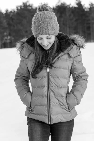 Девушка Желтой Куртке Снегу — стоковое фото
