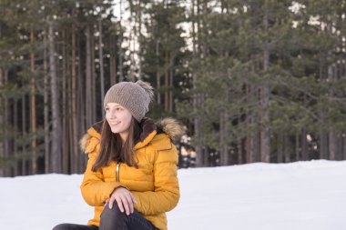 Kış güneş ışığı güzel kız