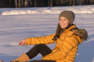 Kış güneş ışığı güzel kız