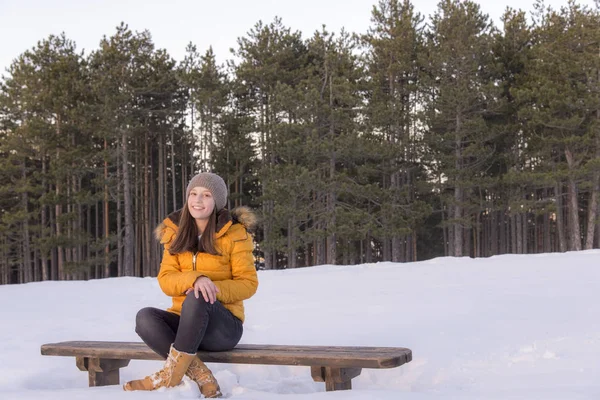 Belle Fille Sur Lumière Soleil Hiver — Photo