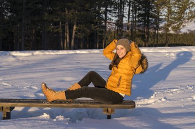 Kız ve günbatımı dağ