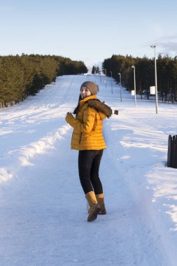 Kız ve günbatımı dağ