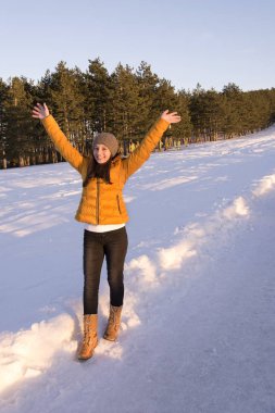 Kız ve günbatımı dağ