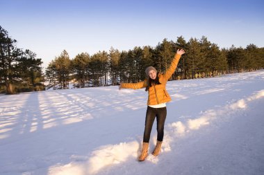 Kız ve günbatımı dağ