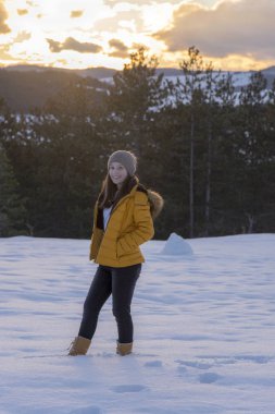 Kız ve günbatımı dağ