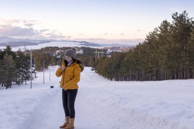 Kız ve günbatımı dağ