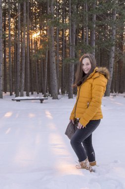 Gün batımında güzel bir kız