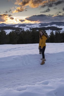 Gün batımında güzel bir kız