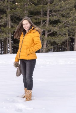 Gün batımında güzel bir kız