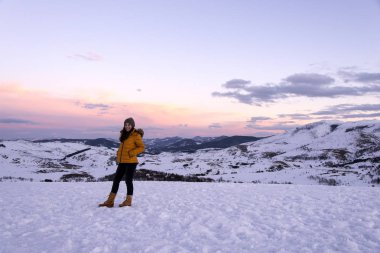 Dağda gülümseyen ve güzel kız