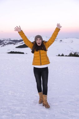 Dağda gülümseyen ve güzel kız