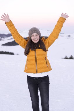 Dağda gülümseyen ve güzel kız