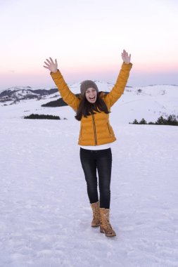 Dağda gülümseyen ve güzel kız