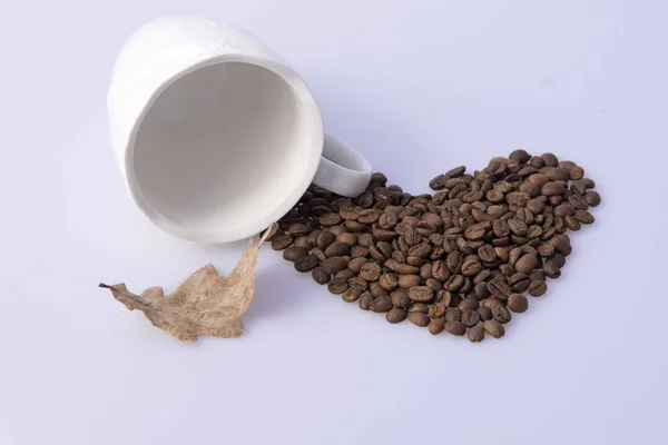 Kahve çekirdeği, bardak ve yaprak dekorasyon