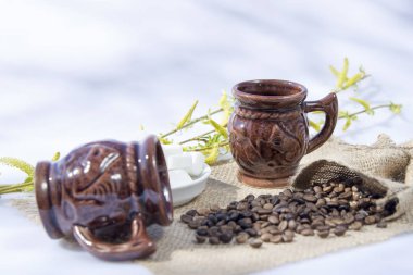 Kahverengi bardak kahve ve kahve çekirdekleri için 