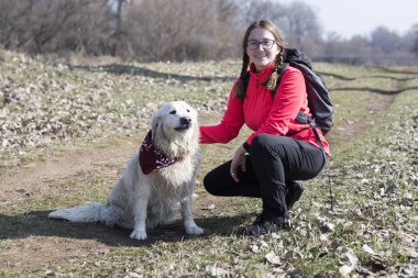 Kadın ile köpek doğada