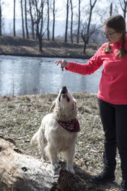 Kadın ile köpek doğada