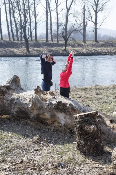 Erkek Kadın Nehrin Yanında — Stok fotoğraf