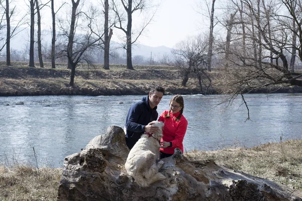 Erkek Kadın Ile Köpek — Stok fotoğraf