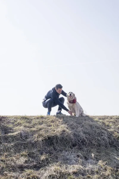 Mann Mit Hund Der Natur — Stockfoto