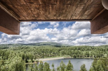 Göl suyunda gün batımı