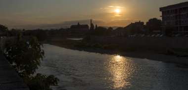 Romantik gün batımı ve nehir