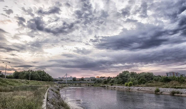Nehir kıyısında romantik gün batımı