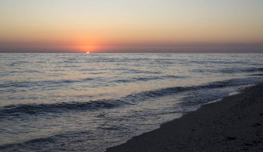 Güzel gündoğumu ve deniz