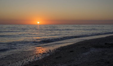 Güzel gündoğumu ve deniz