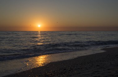 Güzel gündoğumu ve deniz