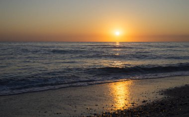 Güzel gündoğumu ve deniz