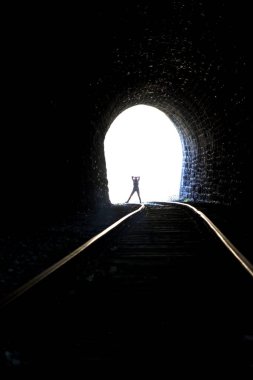 Korkuluktaki genç kadın