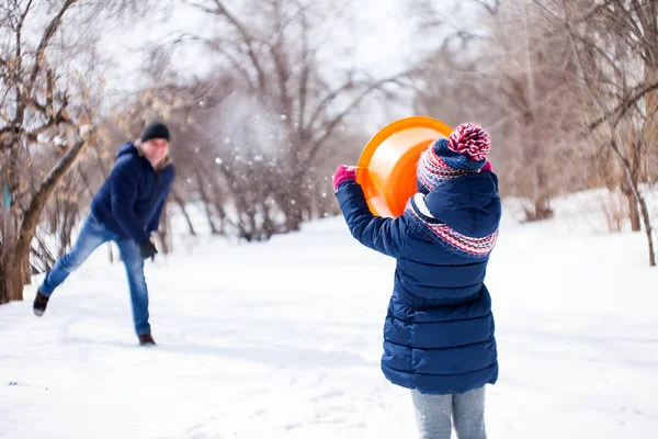 Снежный веселый отец с дочерью — стоковое фото