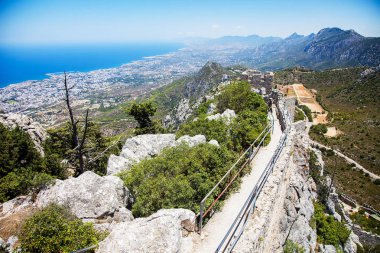 Deniz ve Girne St. Hillarion Kalesi, Kuzey Kıbrıs'ta en baştan görüntülemek