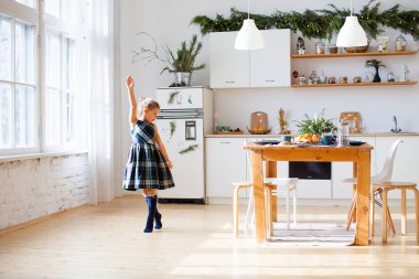 Küçük kız mutfak Noel süslemeleri ile dans