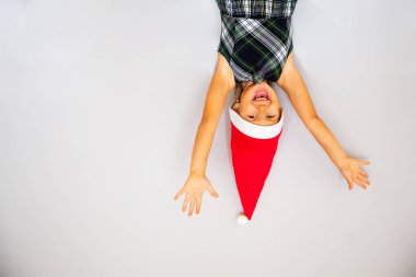 Gnome şapkalı küçük kız