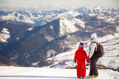 Mutlu aile kış giyim üst mount Kokhta, Gürcistan