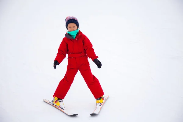 Маленькая Девочка Красном Лыжном Спорте — стоковое фото